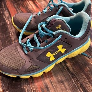 Women’s size 9.5 under armor athletic shoes. Great used condition.